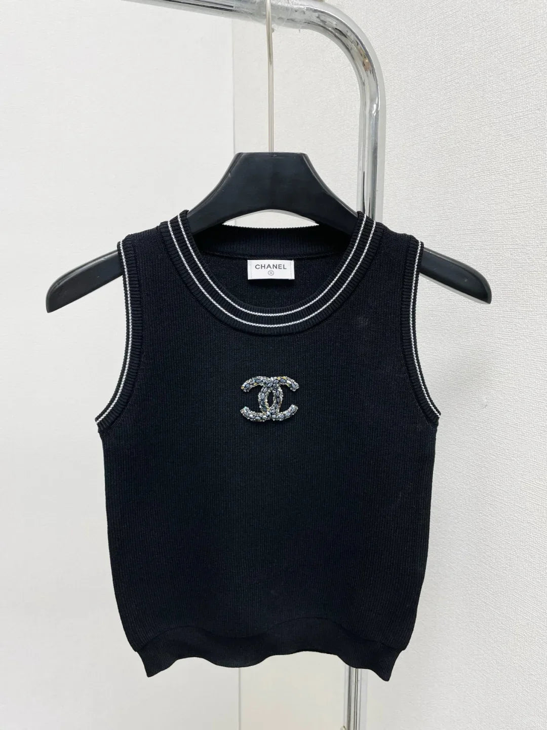 25 Round neck vest with handmade beads on the chest
