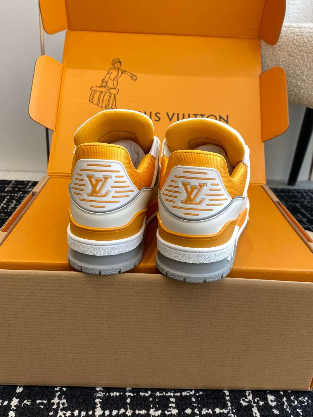 L Men's Sneakers