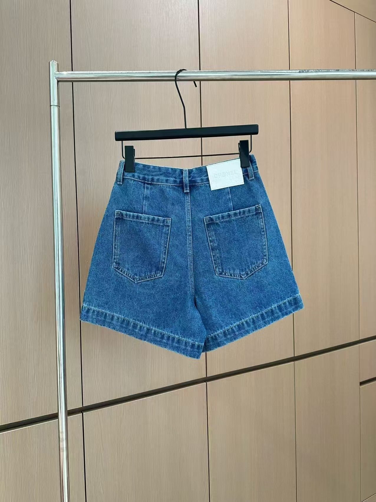 25 Heavy duty buttoned denim shorts