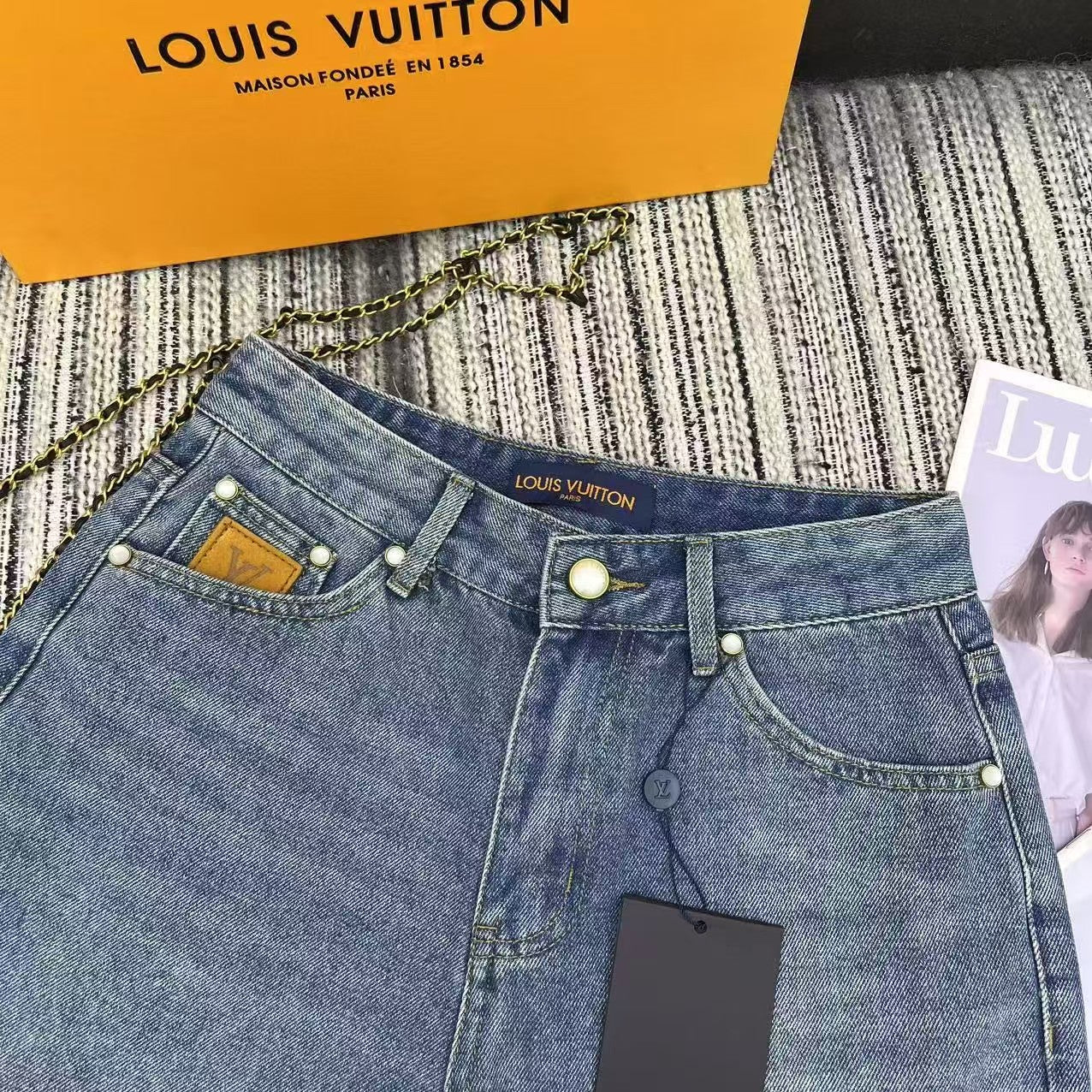 25 embroidered letter pocket denim shorts