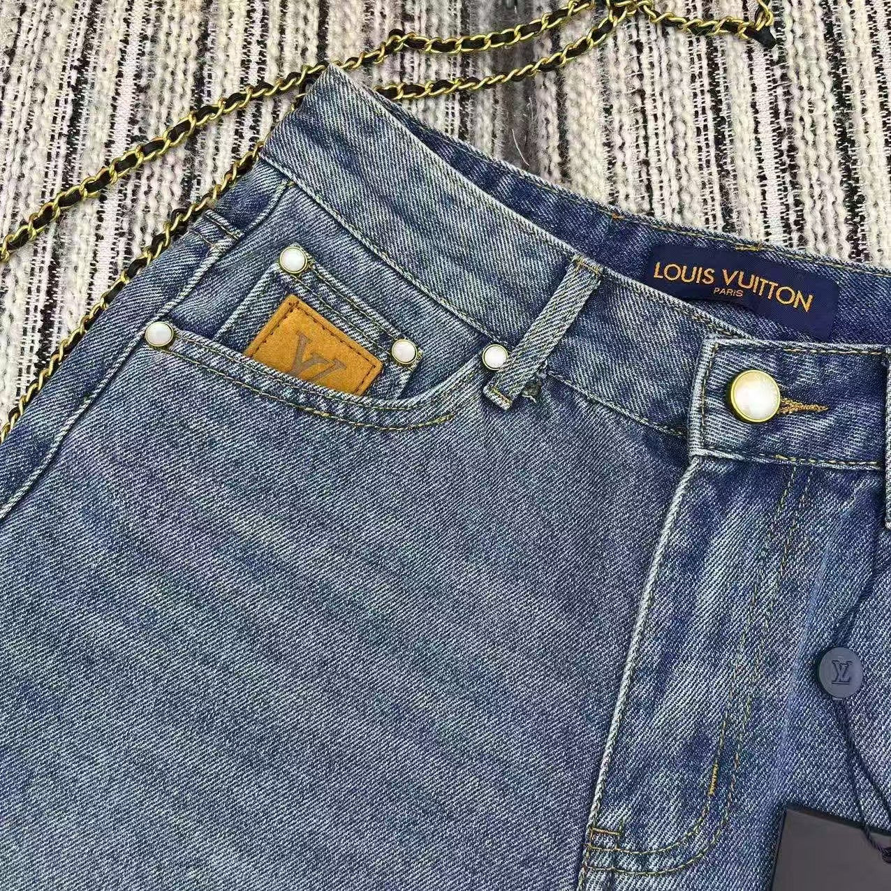 25 embroidered letter pocket denim shorts