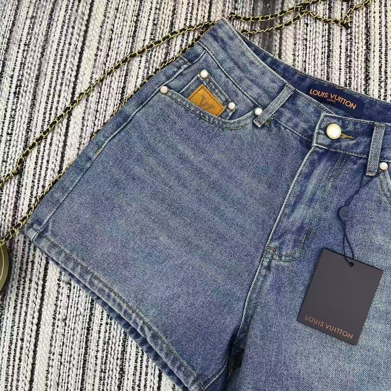 25 embroidered letter pocket denim shorts