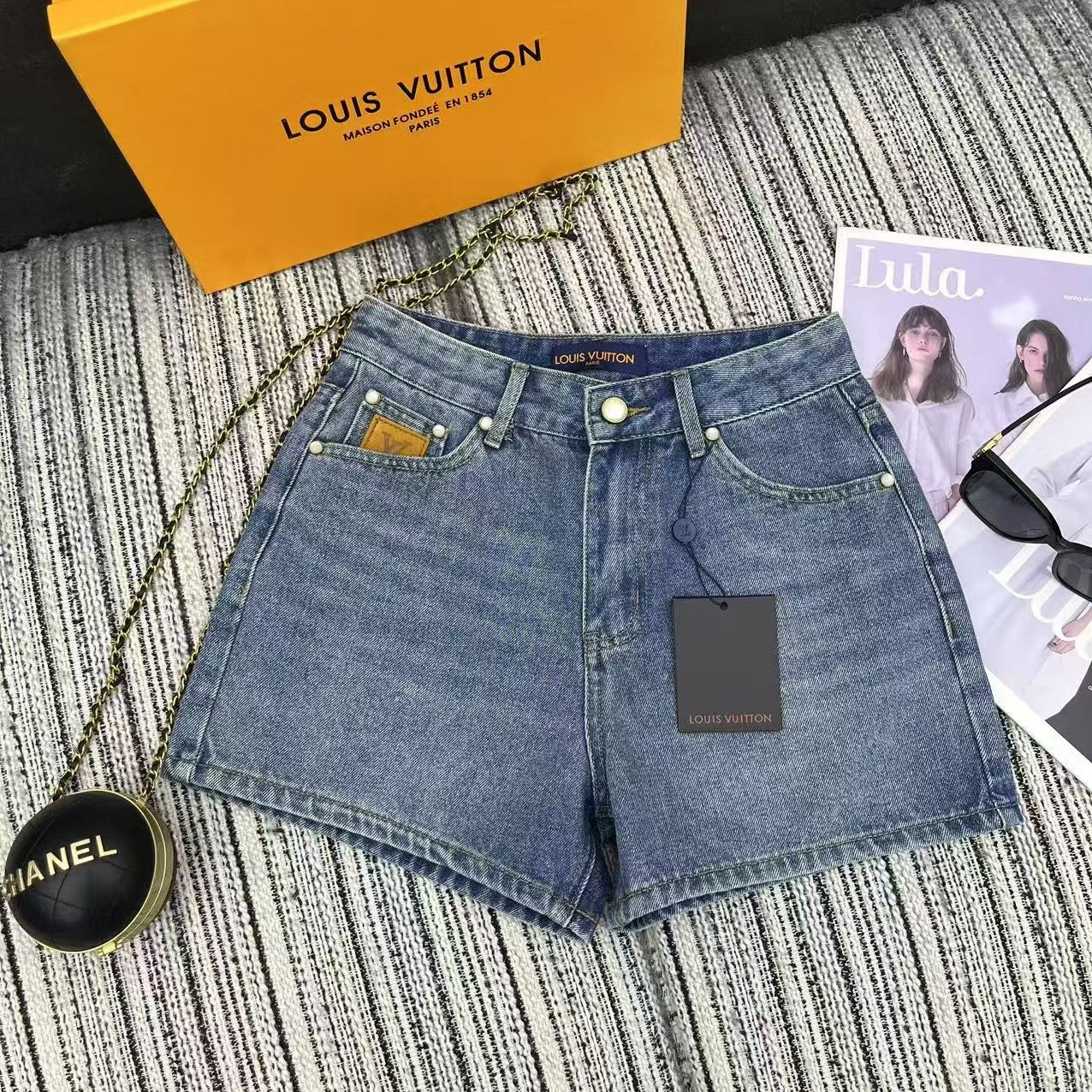 25 embroidered letter pocket denim shorts