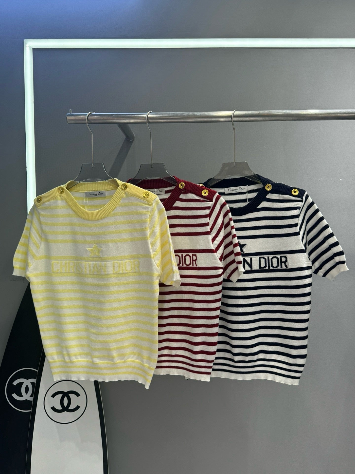 D 25 Pentagram Letter Jacquard Gold Button Shoulder Button Striped Crew Neck Knit Short Sleeve
