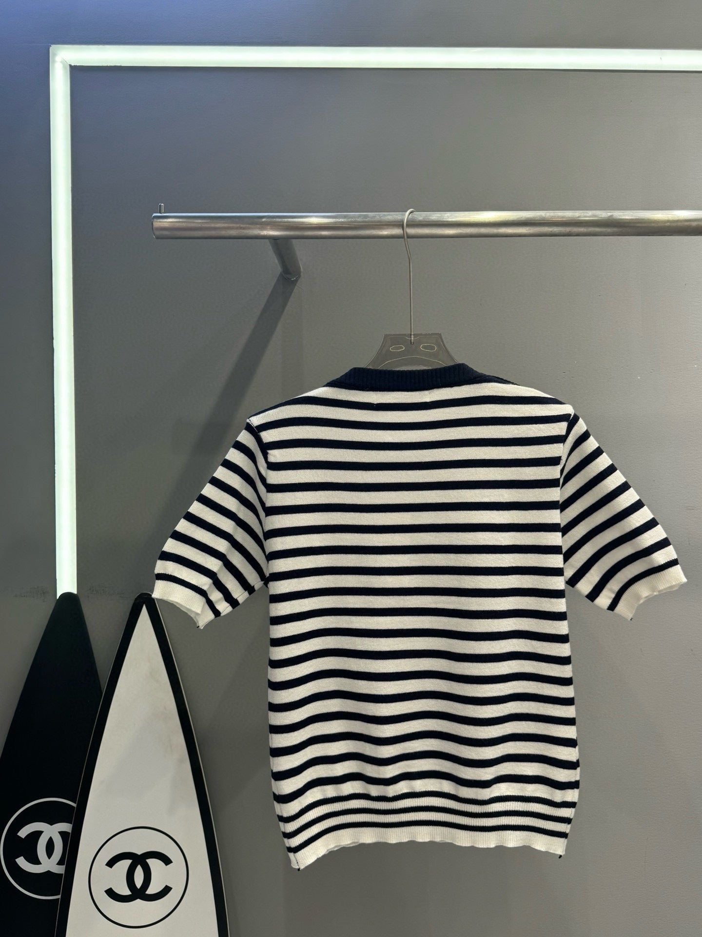 D 25 Pentagram Letter Jacquard Gold Button Shoulder Button Striped Crew Neck Knit Short Sleeve