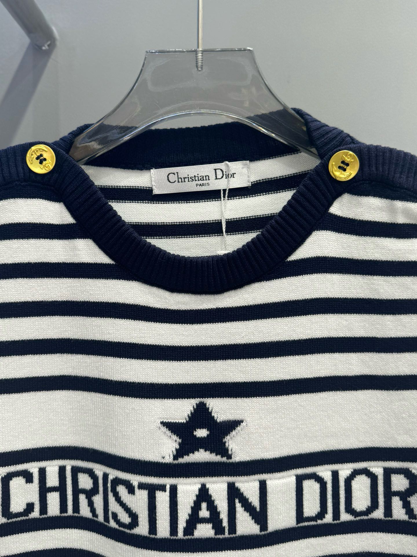 D 25 Pentagram Letter Jacquard Gold Button Shoulder Button Striped Crew Neck Knit Short Sleeve