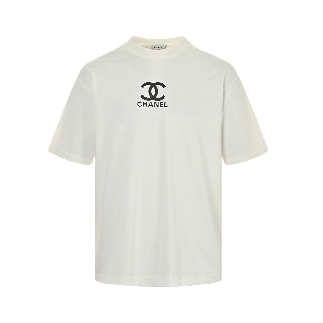 Short sleeves with small logo on chest