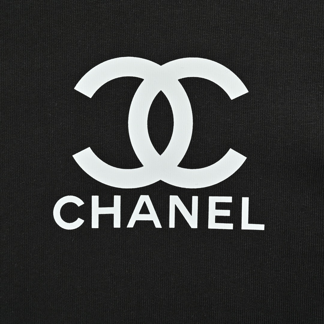 Short sleeves with small logo on chest