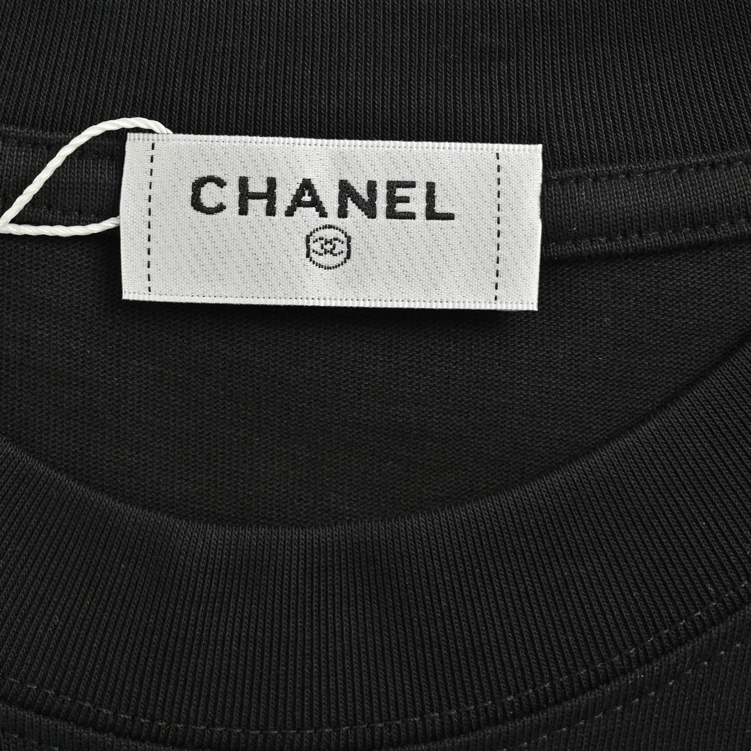 Short sleeves with small logo on chest