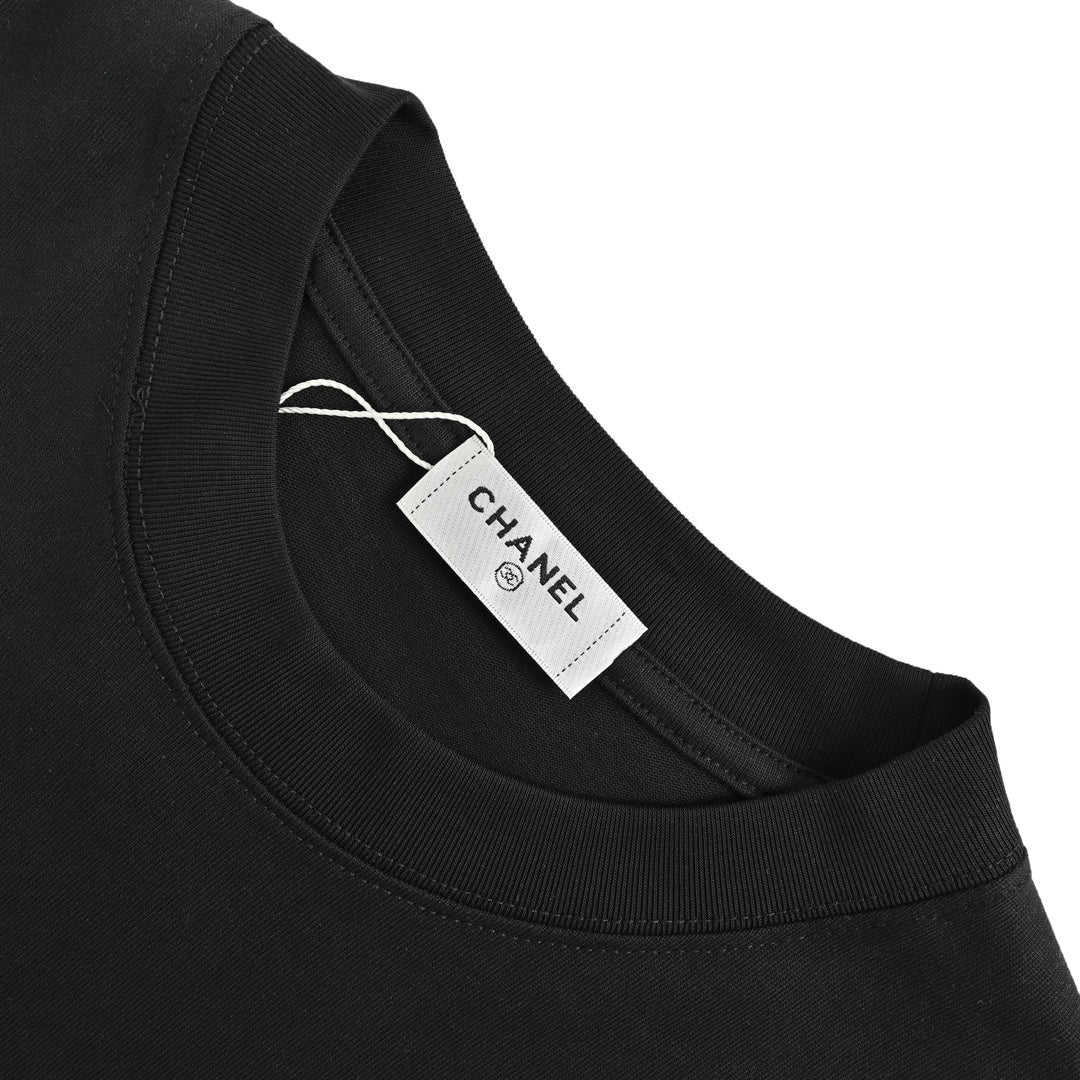 Short sleeves with small logo on chest