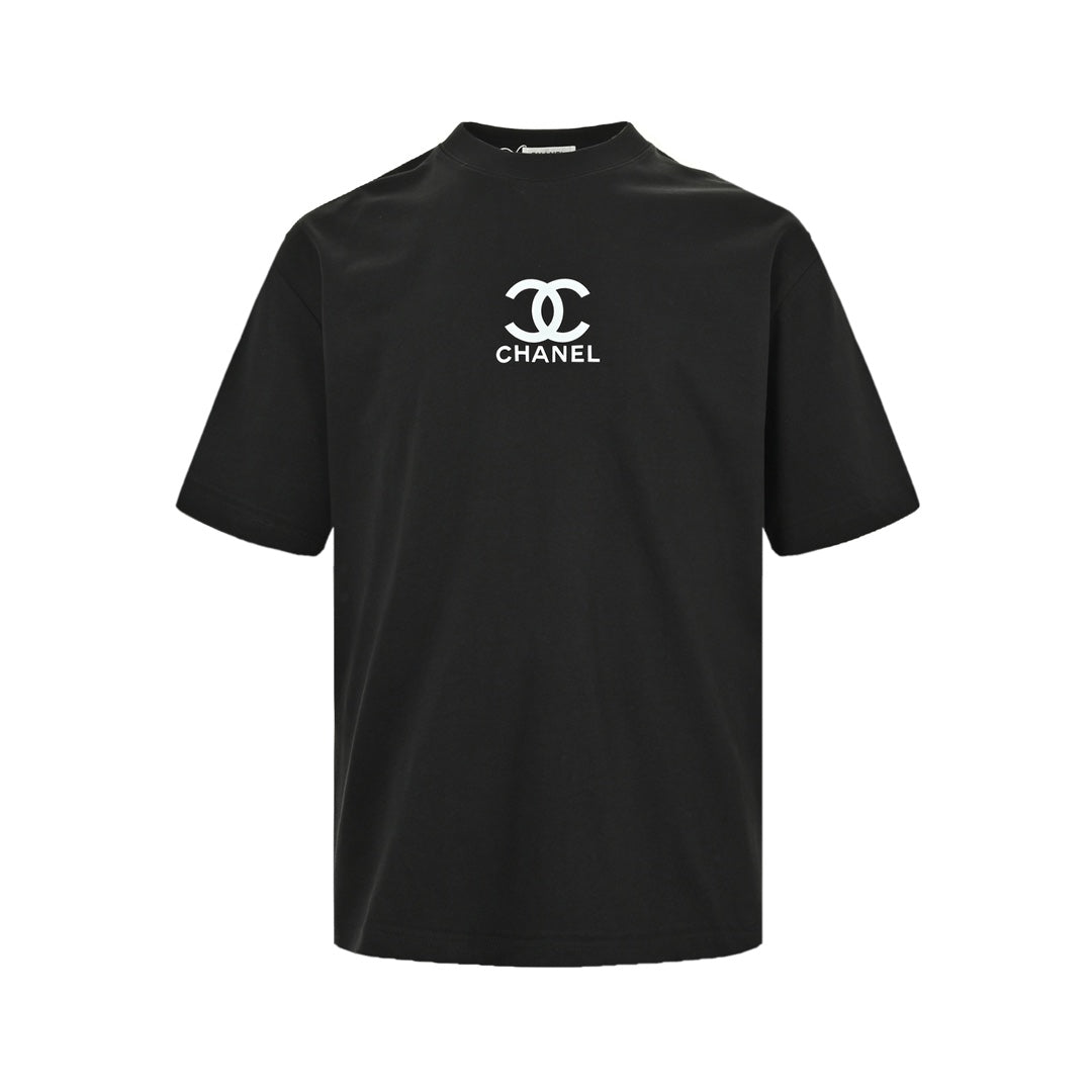 Short sleeves with small logo on chest