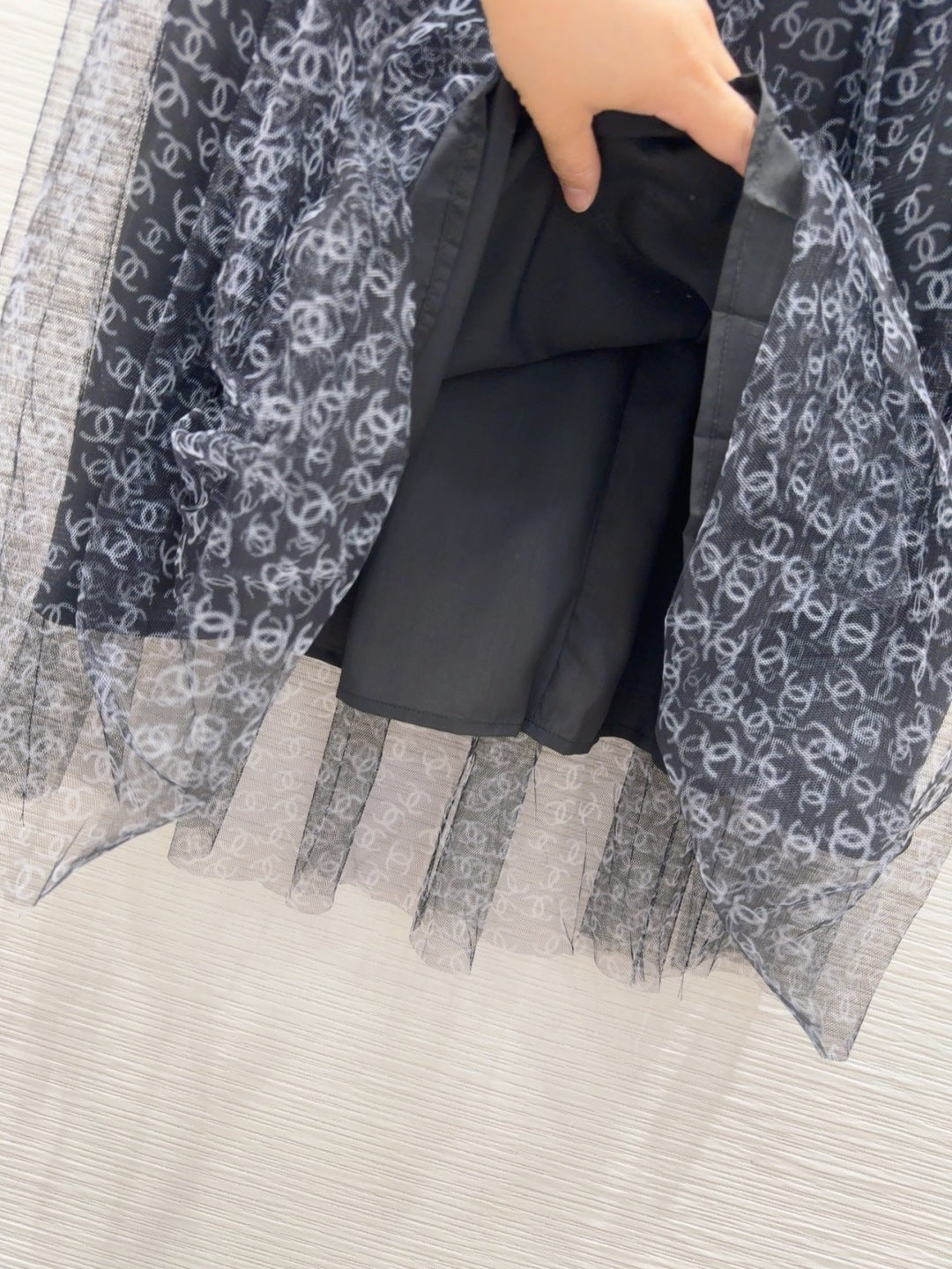 2025ss new small neckline white T-shirt + printed mesh skirt suit