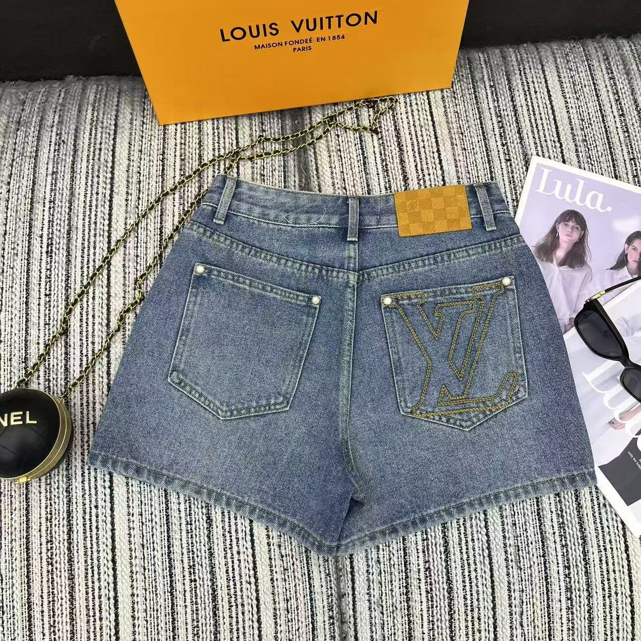 25 embroidered letter pocket denim shorts