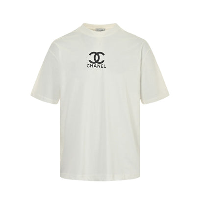 Short sleeves with small logo on chest