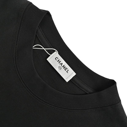 Short sleeves with small logo on chest