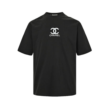 Short sleeves with small logo on chest
