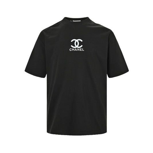 Short sleeves with small logo on chest